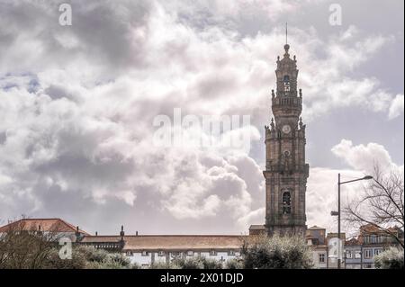Clocher de l'église Clerigos (église des clergés), une église baroque en contre-jour de soleil d'hiver. Ville de Porto, au Portugal. Banque D'Images
