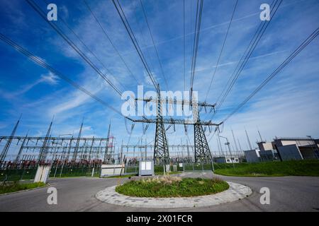 SUJET IMAGE - illustration sur les sujets de l'énergie/électricité/pylône électrique/ligne électrique. Sur la photo : pylônes d'électricité pris le lundi 8 avril 2024, à Vienne, Autriche. - 20240408 PD2050 crédit : APA-PictureDesk/Alamy Live News Banque D'Images