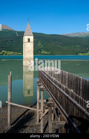 Le clocher submergé du lac Resia dans le Tyrol du Sud Banque D'Images