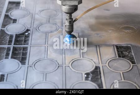 Plaque métallique pour la découpe par jet d'eau à haute pression. Banque D'Images