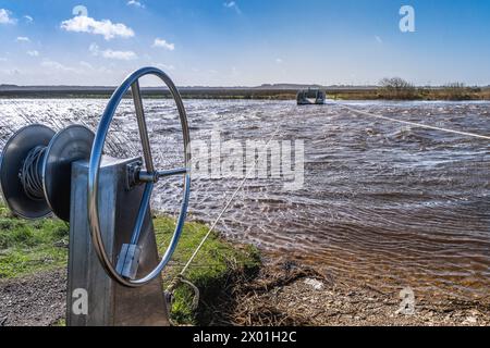 Ferry remorqué à la main dans les prairies de Skjern dans l'ouest du Danemark Banque D'Images