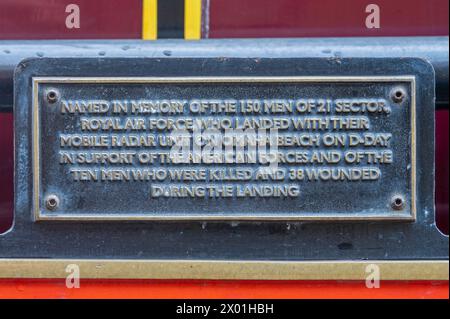 La plaque de dédicace sur la locomotive à vapeur 'Omaha' à la gare de Paignton, Paignton, Devon, Angleterre, Royaume-Uni. Banque D'Images