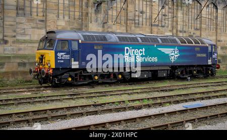 Direct Rail services, Diesel/Electric classe 57 'Pride of Crew' à la gare de Carlisle Banque D'Images