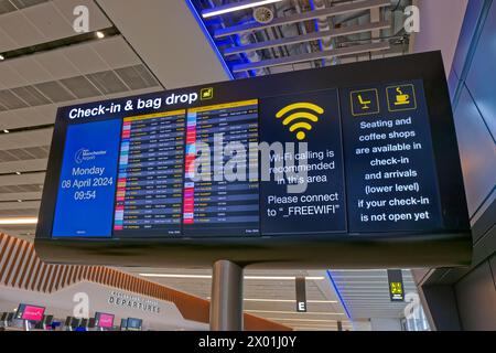 Panneau d'information de l'aéroport au terminal 2 de l'aéroport de Manchester, Angleterre, Royaume-Uni. Banque D'Images