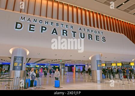 Hall des départs du terminal 2 de l'aéroport de Manchester, Angleterre, Royaume-Uni. Banque D'Images