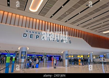 Hall des départs du terminal 2 de l'aéroport de Manchester, Angleterre, Royaume-Uni. Banque D'Images