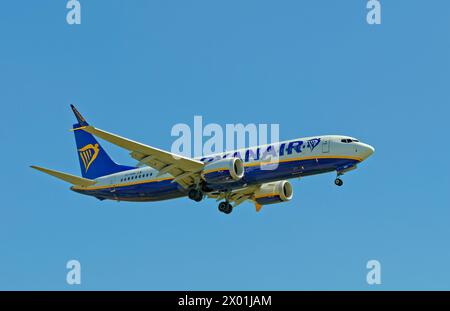 Ryanair Boeing 737 MAX en approche finale. Banque D'Images