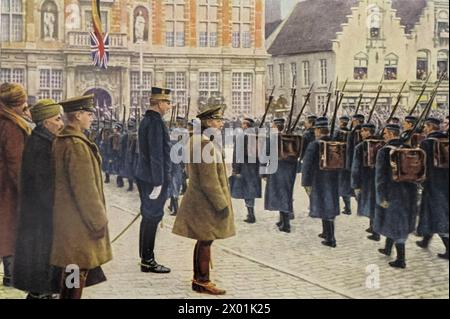 Roi George V examinant les armées en France. Frontispice coloré tiré de 'L'histoire de la grande guerre ; les archives historiques complètes des événements à ce jour, volume III' (1920). Banque D'Images