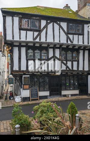 La maison publique chérub, élisabéthaine, à ossature de bois, dans Higher Street, Dartmouth, Devon, Angleterre, Royaume-Uni Banque D'Images