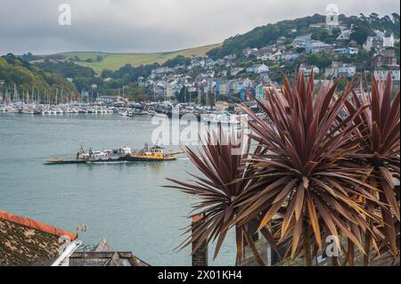 Vue de l'autre côté de la rivière Dart en direction de Kingswear, avec le Lower Ferry au milieu du chenal, depuis une position élevée à Dartmouth, Devon, Angleterre, Royaume-Uni Banque D'Images