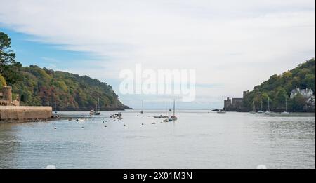 La vue donnant sur l'entrée du port de Dartmouth, Devon, Angleterre, Royaume-Uni comme vu de la rivière Dart lors d'une excursion en bateau. Banque D'Images