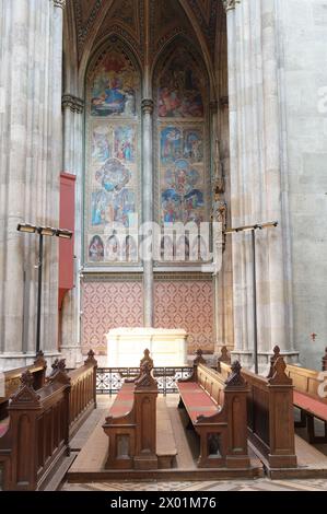 Vienne, Autriche. Vue intérieure de l'église votive de Vienne. Peinture murale dans la nef Banque D'Images