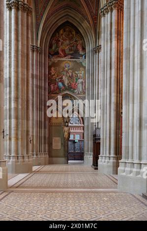 Vienne, Autriche. Vue intérieure de l'église votive de Vienne. Peinture murale dans la nef Banque D'Images