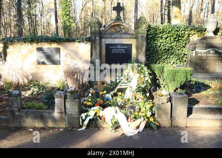 Gunther Emmerlich wurde am Freitagnachmittag dem 26.01.2024 an der Seite seiner 2020 verstorbenen Ehefrau Anne-Kathrein im schon bestehenden Familieng Banque D'Images