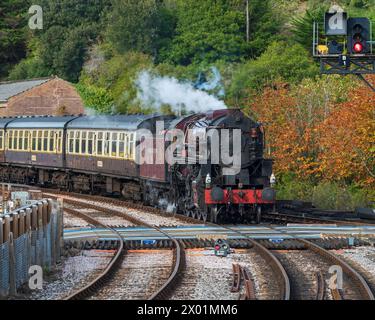 La locomotive à vapeur Omaha tirant un train dans Kingswear, Devon, Angleterre, Royaume-Uni, sur le chemin de fer à vapeur de Dartmouth. Banque D'Images