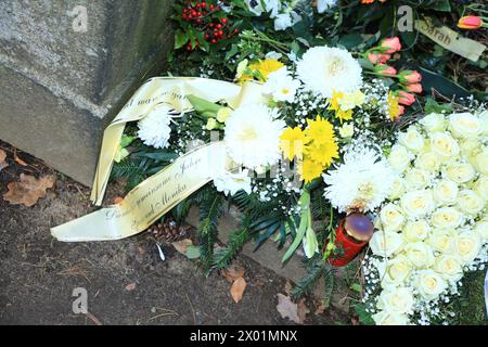 Gunther Emmerlich wurde am Freitagnachmittag dem 26.01.2024 an der Seite seiner 2020 verstorbenen Ehefrau Anne-Kathrein im schon bestehenden Familieng Banque D'Images