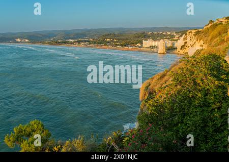 Vue surélevée sur la plage de Pizzomunno. Vieste, Foggia, Pouilles, Italie, Europe. Banque D'Images