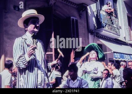 Fête historique Festa célébration annuelle majeure de la fête à Sitges, Espagne, en août 1965. De grandes figures prêtes à être exposées à travers la ville, tenue en l'honneur de Sant Bartolomeu, saint patron de Sitges Banque D'Images