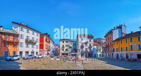 Vue panoramique de la Piazza Sant'Antonio historique à Locarno avec des maisons colorées, des dîners en plein air et le monument à Giovanni Antonio Marcacci, Suisse Banque D'Images