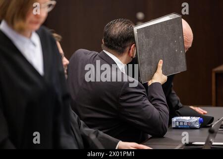 Nuremberg, Allemagne. 09th Apr, 2024. Un homme accusé de meurtre (M) est assis à côté de son avocat au début du procès dans la salle d’audience du tribunal régional de Nuremberg-Fürth. En décembre 2022, une femme lourdement enceinte de Nuremberg disparaît sans laisser de trace. Bien que son corps n'ait toujours pas été retrouvé, les enquêteurs supposent que la femme de 39 ans a été enlevée et tuée par son ancien partenaire et son partenaire commercial. Les accusations portées contre les deux accusés, âgés de 50 et 48 ans, sont le meurtre et la prise d'otages. Crédit : Daniel Karmann/dpa/Alamy Live News Banque D'Images