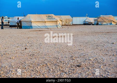 Camp de réfugiés du HCR Al Za atari le camp de réfugiés presque le plus grand du monde du HCR, à Al Za atari, Al Mafraq, en Jordanie, à quelques kilomètres de la frontière jordanienne et syrienne, abrite des dizaines de milliers de tentes et de conteneurs, où les réfugiés et les migrants peuvent temporairement vivre en sécurité. Farmost d'entre eux ont fui la violence de la guerre civile en Syrie, cherchant la sécurité, la sûreté et une nouvelle vie. Mafraq réfugiecamp Al Za atari Al Mafraq Jordan Copyright : xGuidoxKoppesxPhotox Banque D'Images