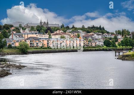 Maisons colorées, appartements et NTNU Gløshaugen Campus Université des sciences et de la technologie le long de la rivière Nidelva à Trondheim, Norvège le jour ensoleillé Banque D'Images