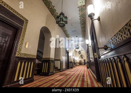 ASSOUAN, ÉGYPTE - 03 SEPTEMBRE 2017 : couloir intérieur de l'hôtel Old Cataract d'inspiration arabe. Banque D'Images