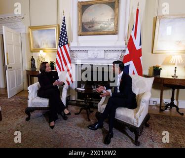 [MccLi0006310] la vice-présidente des États-Unis Kamala Harris visite Downing Street cet après-midi. Le premier ministre britannique Rishi Sunak le reçoit Banque D'Images