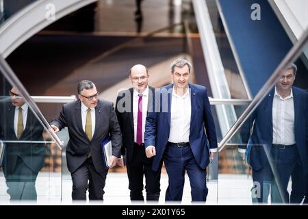 Munich, Allemagne. 09th Apr, 2024. Florian Herrmann (CSU), chef de la Chancellerie d'État de Bavière, Albert Füracker (CSU), ministre des Finances de Bavière, et Markus Söder (CSU), président du Parti et ministre président de Bavière, arrivent pour une réunion de cabinet à la Chancellerie d'État de Bavière à Munich, en Bavière. Crédit : Matthias Balk/dpa/Alamy Live News Banque D'Images