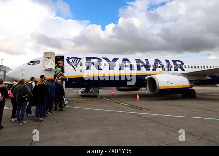 Bristol, Angleterre- 29 mars 2024 : passagers embarquant dans l'avion de la compagnie Ryanair à l'aéroport de Bristol par une journée nuageuse Banque D'Images