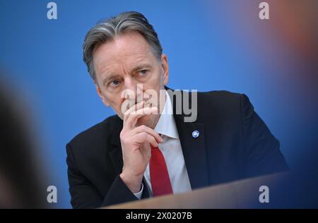 Berlin, Allemagne. 09th Apr, 2024. Holger Münch, président de l'Office fédéral de la police criminelle (BKA), présente les statistiques de la police criminelle 2023 (PKS). Crédit : Britta Pedersen/dpa/Alamy Live News Banque D'Images
