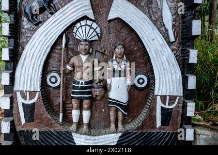 Sculptures décoratives traditionnelles représentant la chasse aux têtes à Kigwema, un village naga du Nagaland, en Inde Banque D'Images