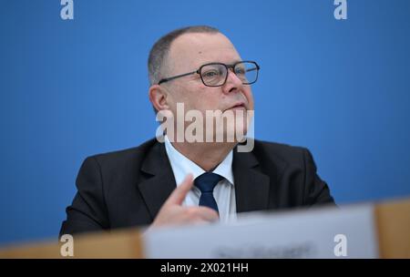 Berlin, Allemagne. 09th Apr, 2024. Michael Stübgen, président de la Conférence des ministres de l'intérieur, présente les statistiques de la criminalité policière 2023 (PKS). Crédit : Britta Pedersen/dpa/Alamy Live News Banque D'Images