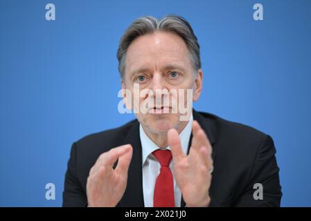 Berlin, Allemagne. 09th Apr, 2024. Holger Münch, président de l'Office fédéral de la police criminelle (BKA), présente les statistiques de la police criminelle 2023 (PKS). Crédit : Britta Pedersen/dpa/Alamy Live News Banque D'Images
