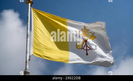 Fahnen, die Nationalfahne von Vatikan, Vatikanstaat flattert im Wind Banque D'Images