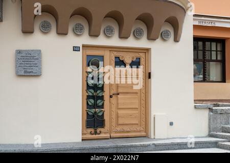 Plaque de l'historique Maison Allard, ouvert en 1926 dans le village alpin et est devenu célèbre pour l'invention du pantalon de ski fuseau, Megève, France Banque D'Images