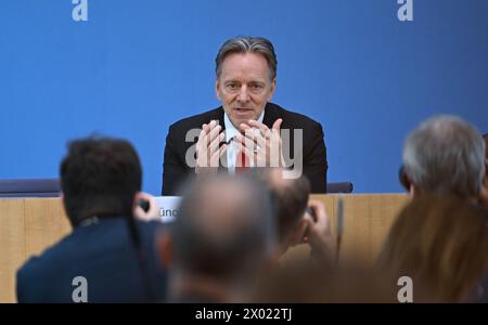 Berlin, Allemagne. 09th Apr, 2024. Holger Münch, président de l'Office fédéral de la police criminelle (BKA), présente les statistiques de la police criminelle 2023 (PKS). Crédit : Britta Pedersen/dpa/Alamy Live News Banque D'Images