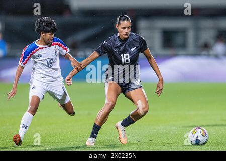 Christchurch, Nouvelle-Zélande, le 9 avril 2024 : Grace Jale de Nouvelle-Zélande tient les attentions (à droite) de Nualanong Muensri de Thaïlande (à gauche) l'international amical entre la Nouvelle-Zélande et la Thaïlande au stade Apollo Projects à Christchurch, Nouvelle-Zélande. Crédit : James Foy / Alamy Live News Banque D'Images