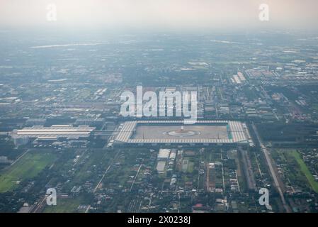 Une vue de Wat Phra Dhammakaya dans la ville d'Amphoe Khlong Luang près de la ville de Bangkok dans la province de Pathum Thani en Thaïlande. Thaïlande, Phatum Thani, d Banque D'Images