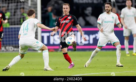 f.l. Senne Lynen (SV Werder Brême, 14), Mario Goetze (Eintracht Francfort, 27) et Leonardo Bittenco. urt (SV Werder Brême, 10) 05.04.2024, Fussbal Banque D'Images