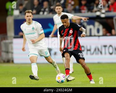 f.l. Senne Lynen (SV Werder Brême, 14) et Tuta (Eintracht Francfort, 35). 05.04.2024, Fussball, Bundesliga, Eintracht Frankfurt - SV Werder Brême Banque D'Images