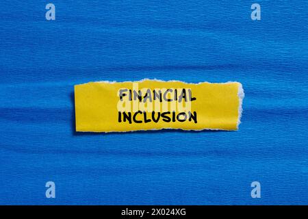 Mots d'inclusion financière écrits sur du papier déchiré avec un fond bleu. Symbole commercial conceptuel. Copier l'espace. Banque D'Images