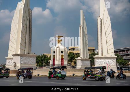 Le Monument de la démocratie à Banglamphu dans la ville de Bangkok en Thaïlande. Thaïlande, Bangkok, Dezember, 9, 2023 Banque D'Images