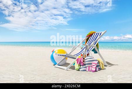 Chaise longue de plage pour bronzer sur une journée ensoleillée au bord de la mer, ballon de plage et un sac plein d'accessoires, concept de vacances à la plage d'été, sho en ligne Banque D'Images