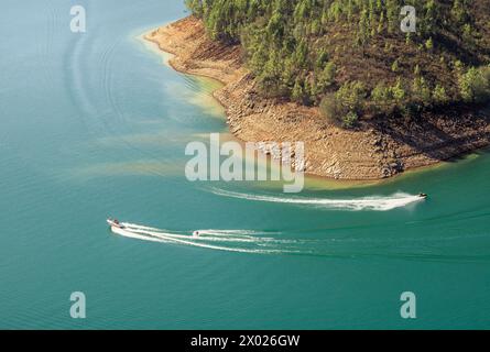 En regardant vers le bas depuis Pedra da Malhada les gens qui pratiquent les sports nautiques sur la rivière Banque D'Images