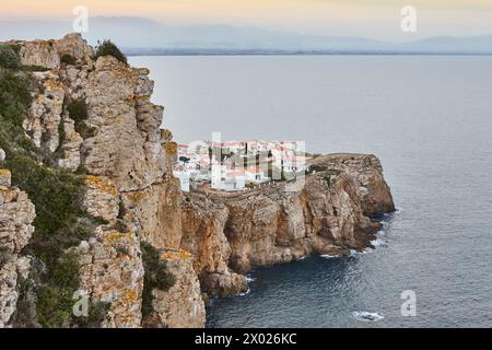 Falaises du littoral méditerranéen de la Costa Brava. Montgo Cove. Gérone, Catalogne. Espagne Banque D'Images