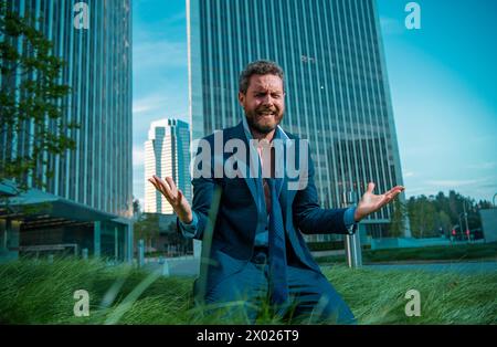 Homme d'affaires stressé pleurant. Homme d'affaires en triste dépression pleurant sensation de dépression. Tristesse, douleur émotionnelle et solitude. Banque D'Images