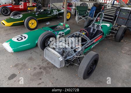 La Lotus-Ford 22 1962 de Tim Child dans le paddock en préparation pour la course de la Coupe Chichester au Goodwood Revival 2023, Sussex, Royaume-Uni. Banque D'Images