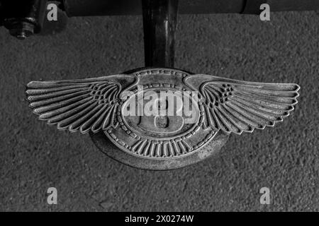 Le célèbre motif ailé de l'écusson Bentley est utilisé comme une étape vers le siège du conducteur sur un classique des années 1920. Goodwood Revival, Sussex, Royaume-Uni. Banque D'Images