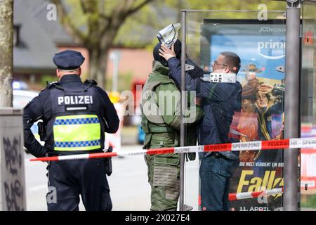 Hambourg, Allemagne. 09th Apr, 2024. Les désamorceurs de la police de Hambourg se préparent pour une opération dans une succursale de Postbank à Hambourg-Lurup. Une succursale de la banque postale dans le Lurup-Center de Hambourg et dans les rues environnantes a été bouclée mardi matin et des équipes d'élimination des explosifs ont été appelées. Crédit : Bodo Marks/dpa/Alamy Live News Banque D'Images